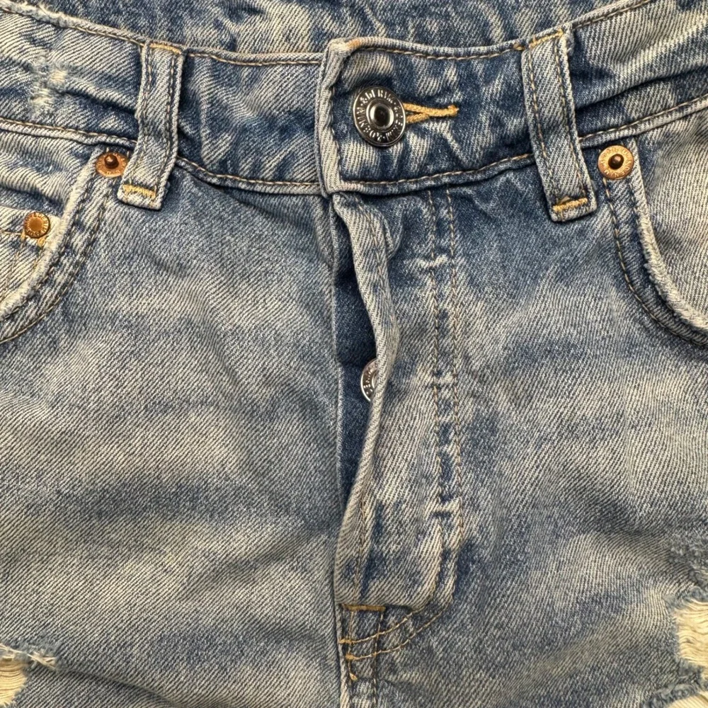 HM &Denim Womens Boyfriend Shorts Light Wash Distressed Blue‎ Denim Size 4